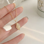 Collier pour femme avec pendentif feuille brillante