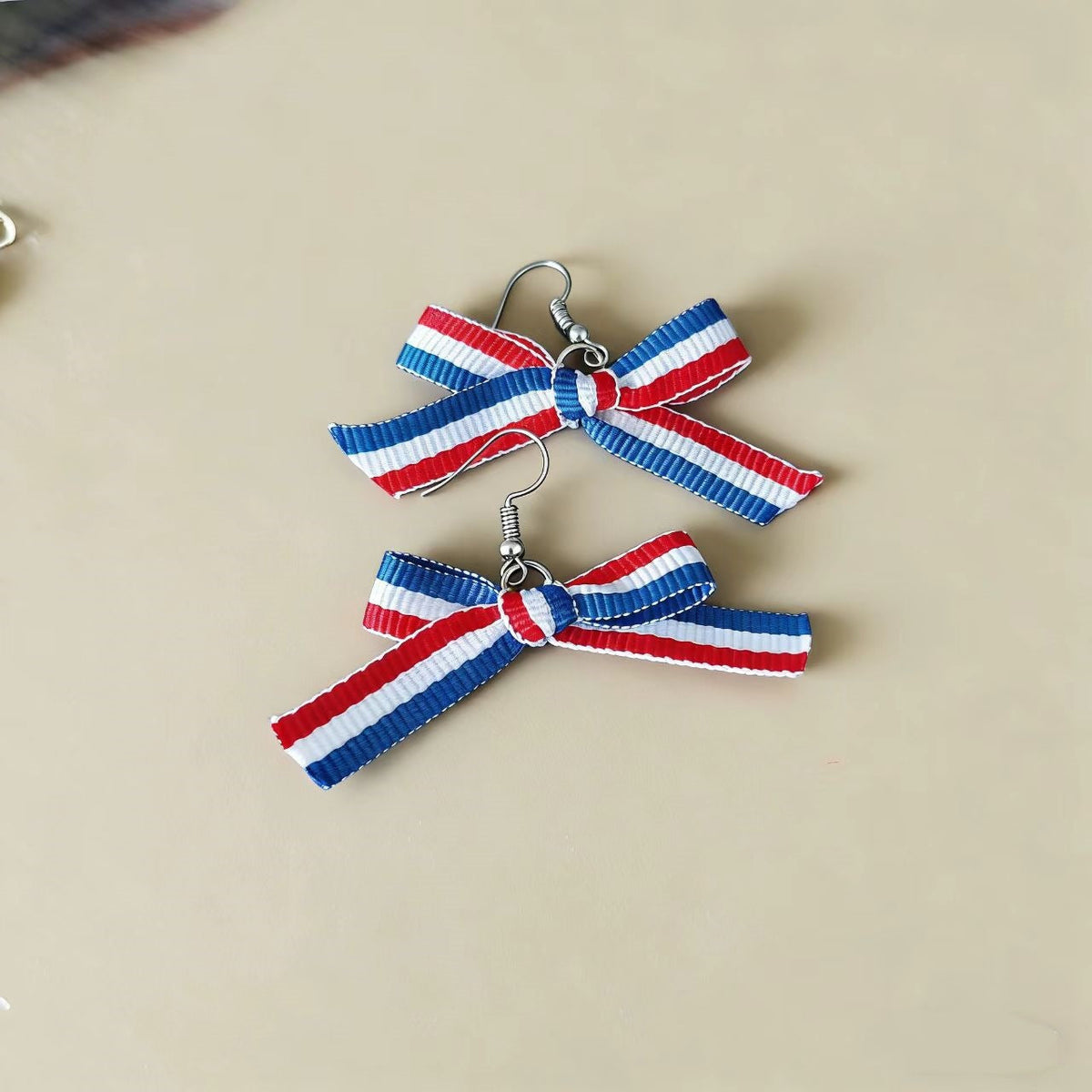 Boucles d'oreilles pendantes nœud en ruban gros-grain