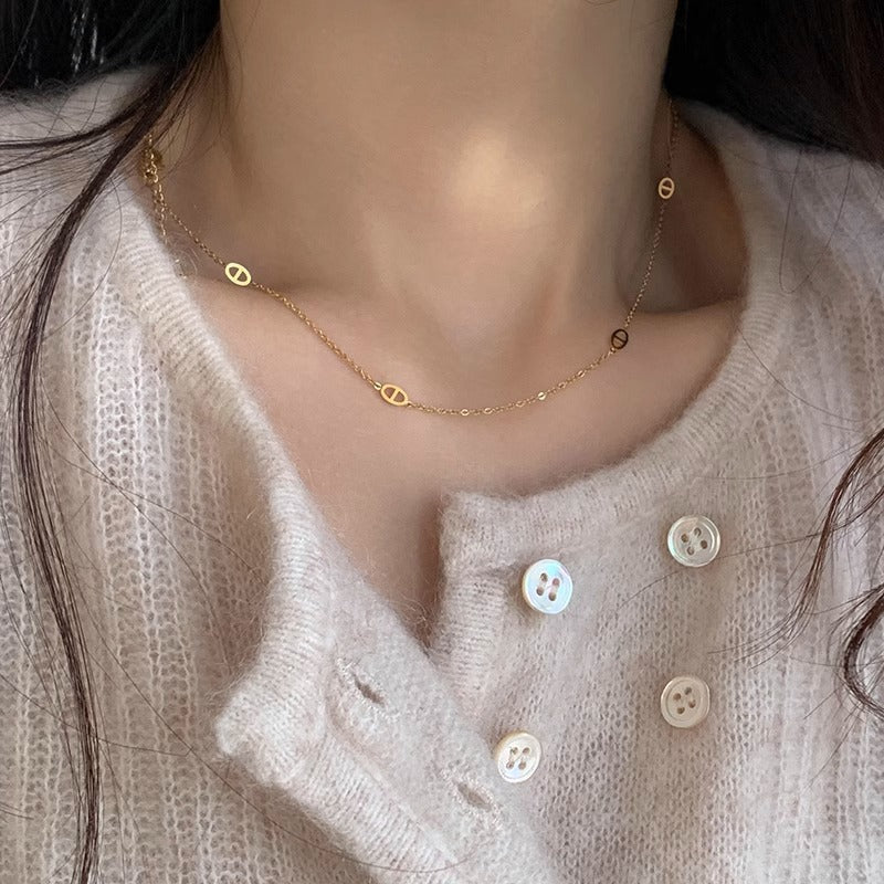 Collier pour femme au design ovale délicat