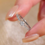 Bague solitaire élégante en zircon avec monture délicate