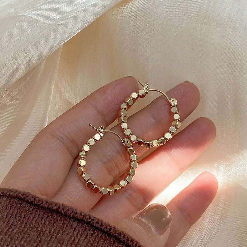 Boucles d'oreilles créoles élégantes avec cristaux étincelants
