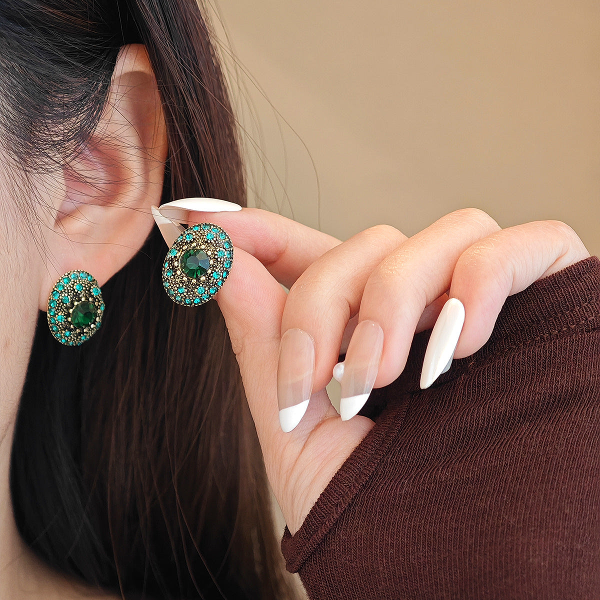 Boucles d'oreilles puces étincelantes aux détails complexes