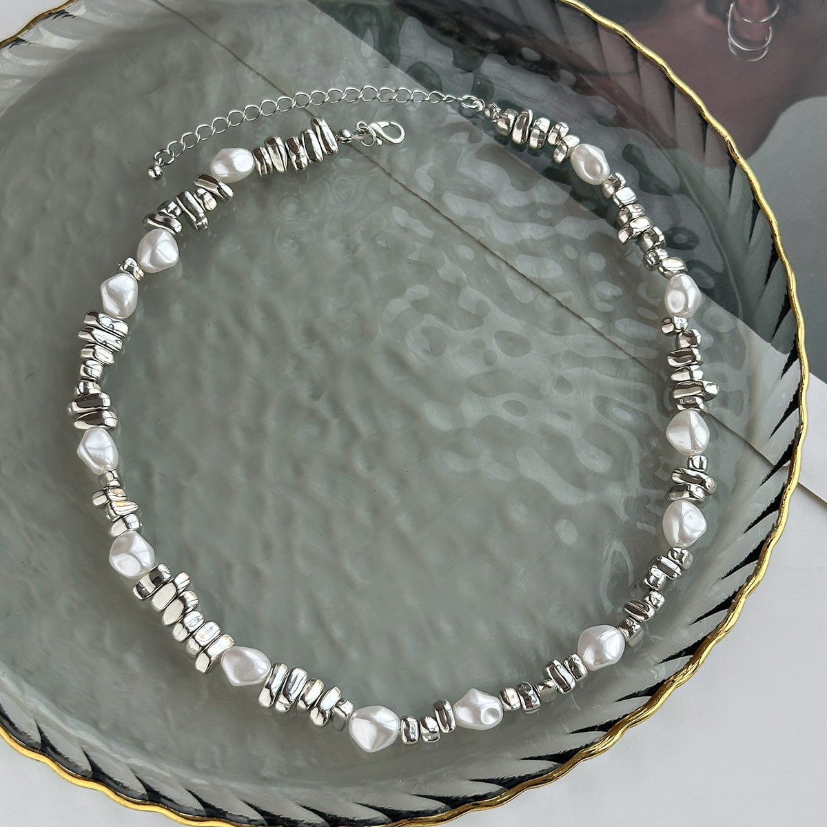 Collier élégant pour femme avec perles asymétriques et accents métalliques