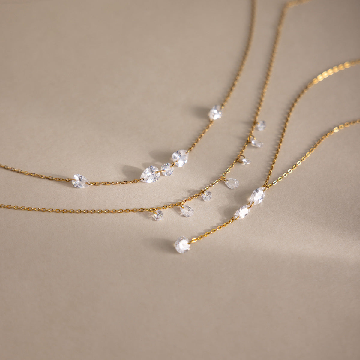 Collier pour femme avec détails en cristal étincelant en acier inoxydable
