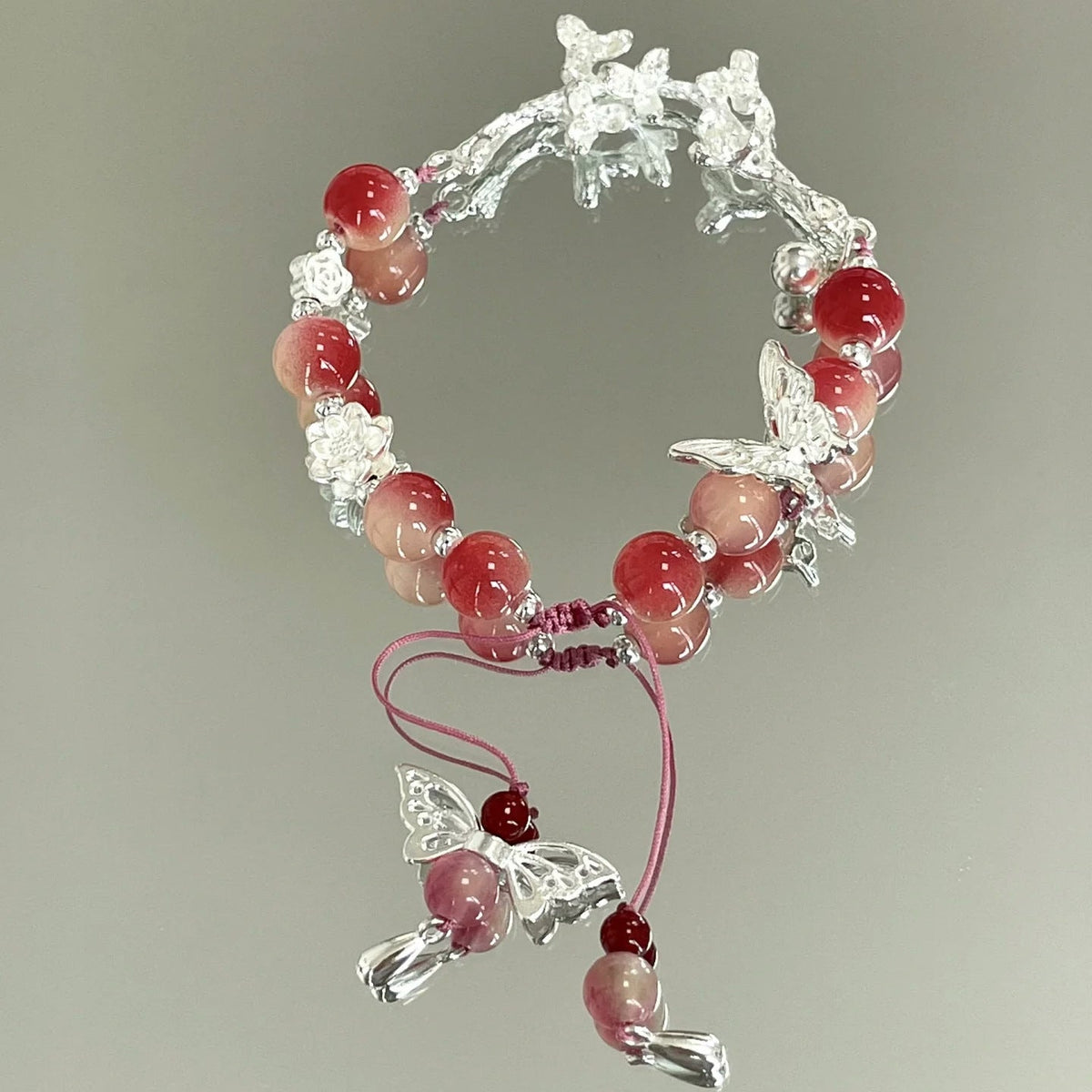 Bracelet à breloques papillon et fleurs fait main