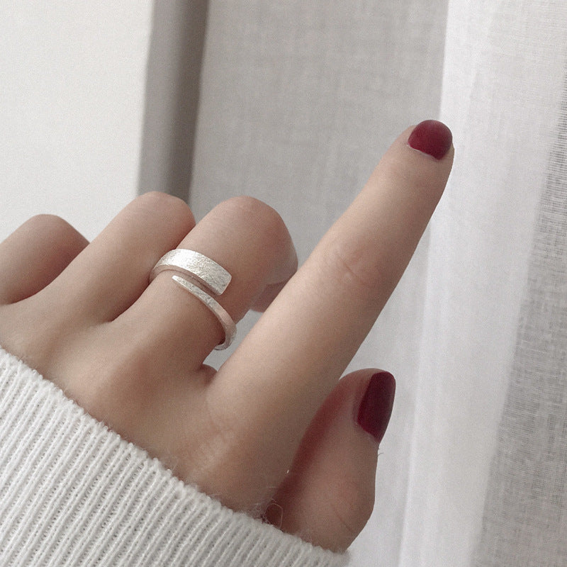 Bague ouverte pour femme au design moderne