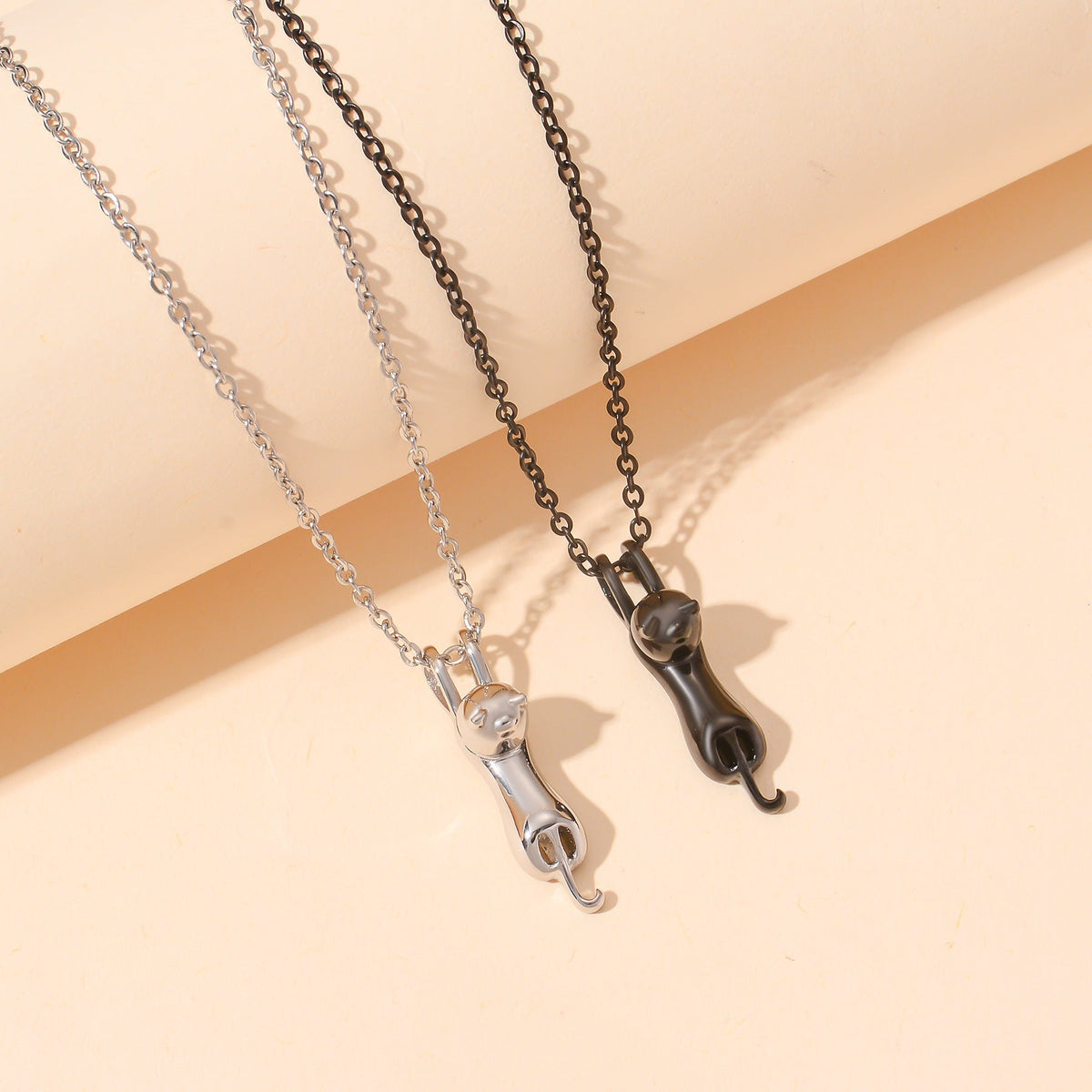 Collier pour femme avec charmant pendentif chat en métal de haute qualité