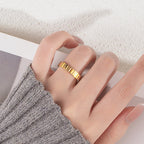 Bague pour femme au design à bords texturés