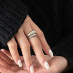Bague ouverte tendance pour femme avec design incurvé