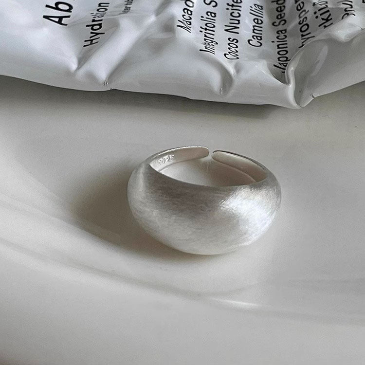 Bague statement large en argent pour femme avec surface polie