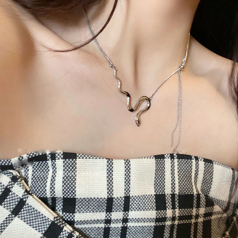 Collier pendentif serpent