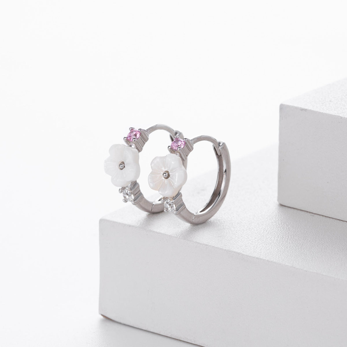 Boucles d'oreilles pendantes pour femme avec design floral et accents en zircon