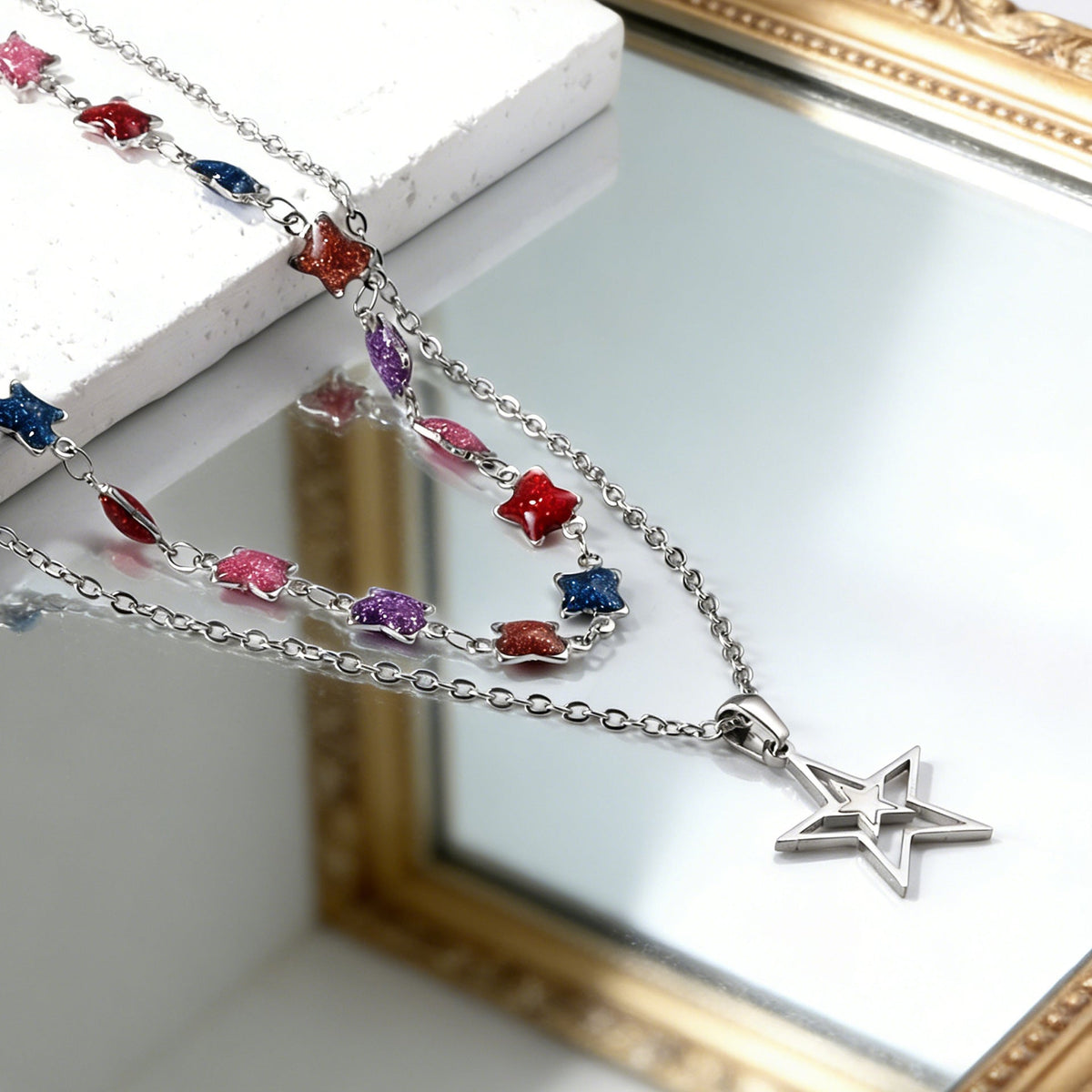 Collier pour femme avec pendentifs étoiles et finition dorée