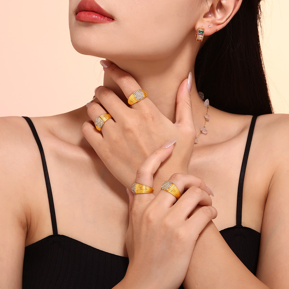 Bague pour femme en acier titane avec strass