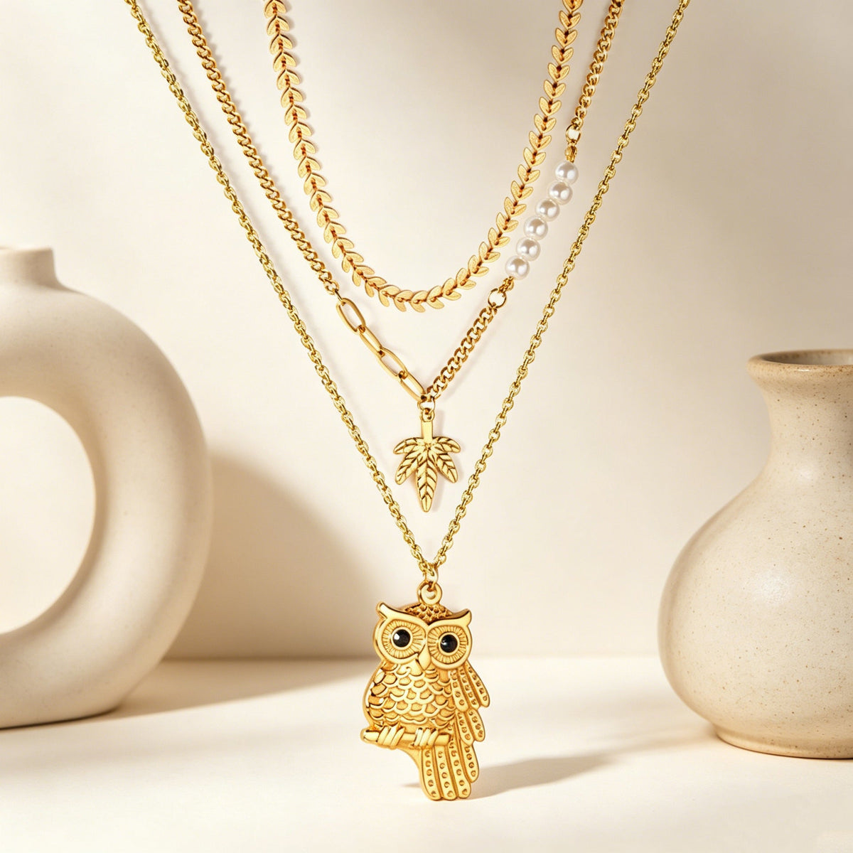 Collier multi-rangs pour femme avec pendentif hibou et détails dorés