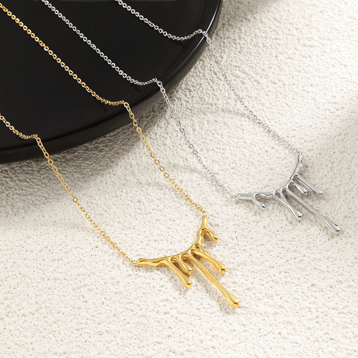 Collier moderne pour femme au design goutte créatif