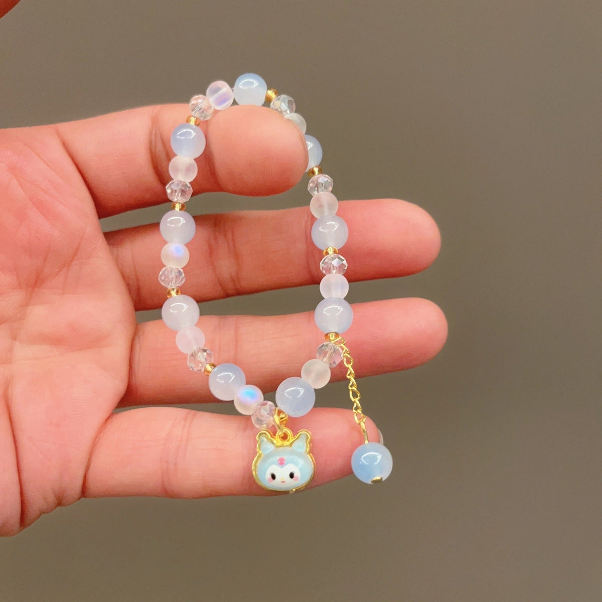 Bracelet fantaisie avec perles en verre colorées et pendentif