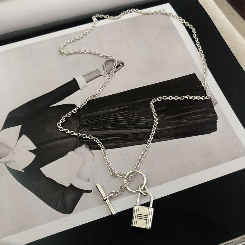 Collier pour femme avec pendentif cadenas unique