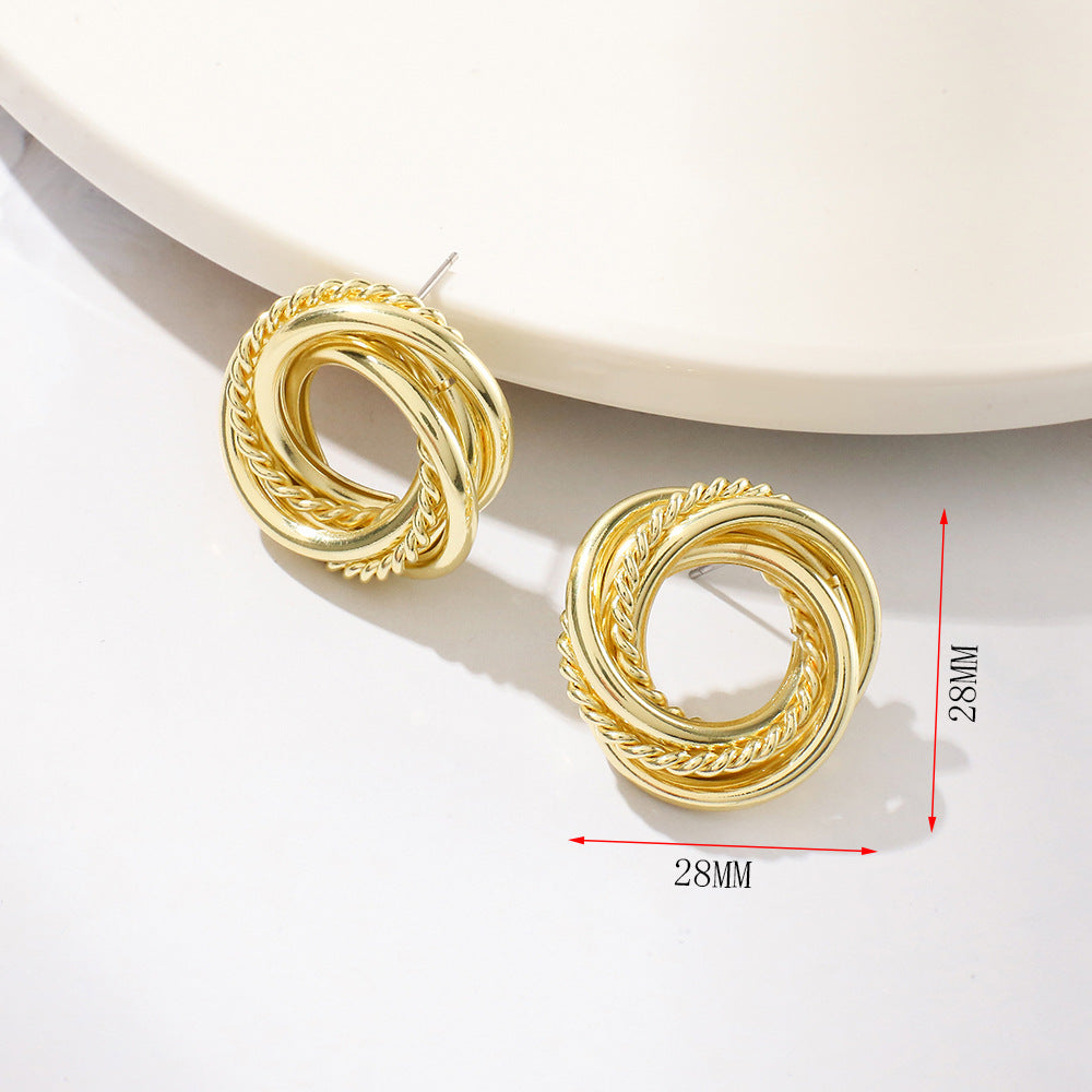 Clous d'oreilles pour femme design tressé artistique