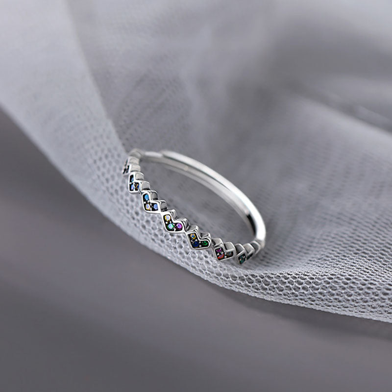 Bague fine pour femme avec motifs cœurs colorés
