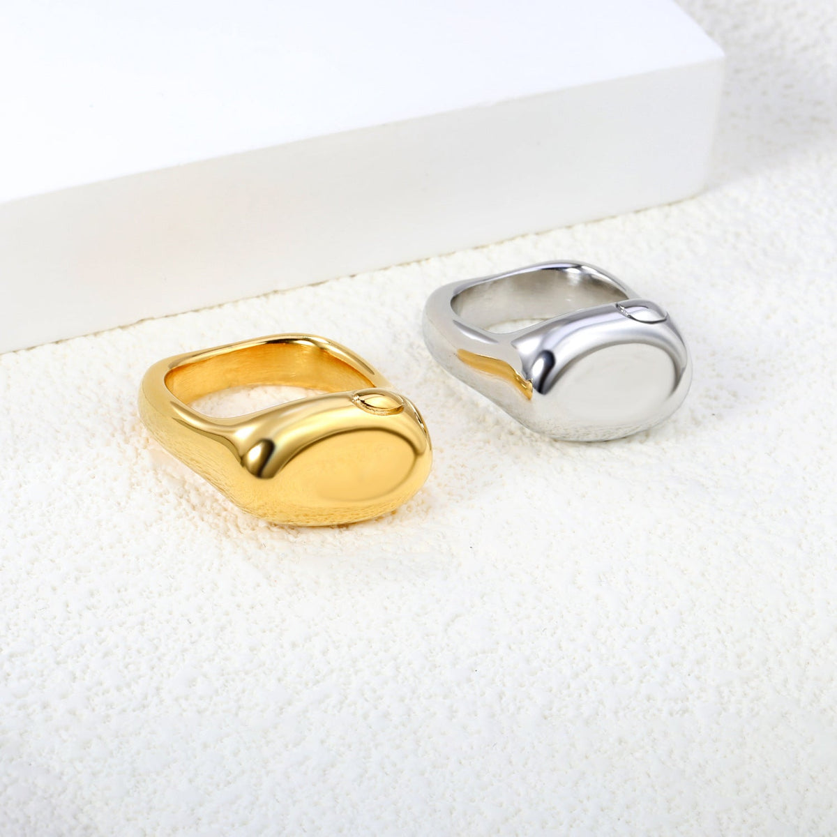 Bague tendance pour femme en acier inoxydable au design incurvé