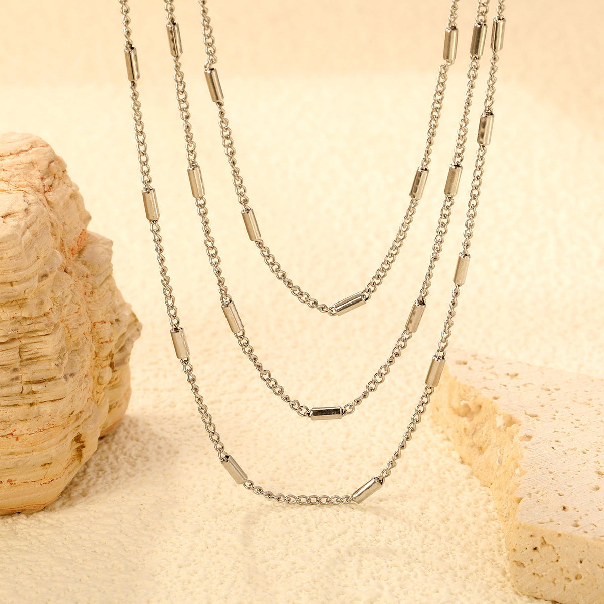 Collier multicouche pour femme au design moderne avec longueurs réglables