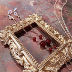 Chaîne porte-bijoux élégante avec accents rouges