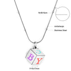 Collier personnalisé pour femme avec pendentif cube et lettres colorées