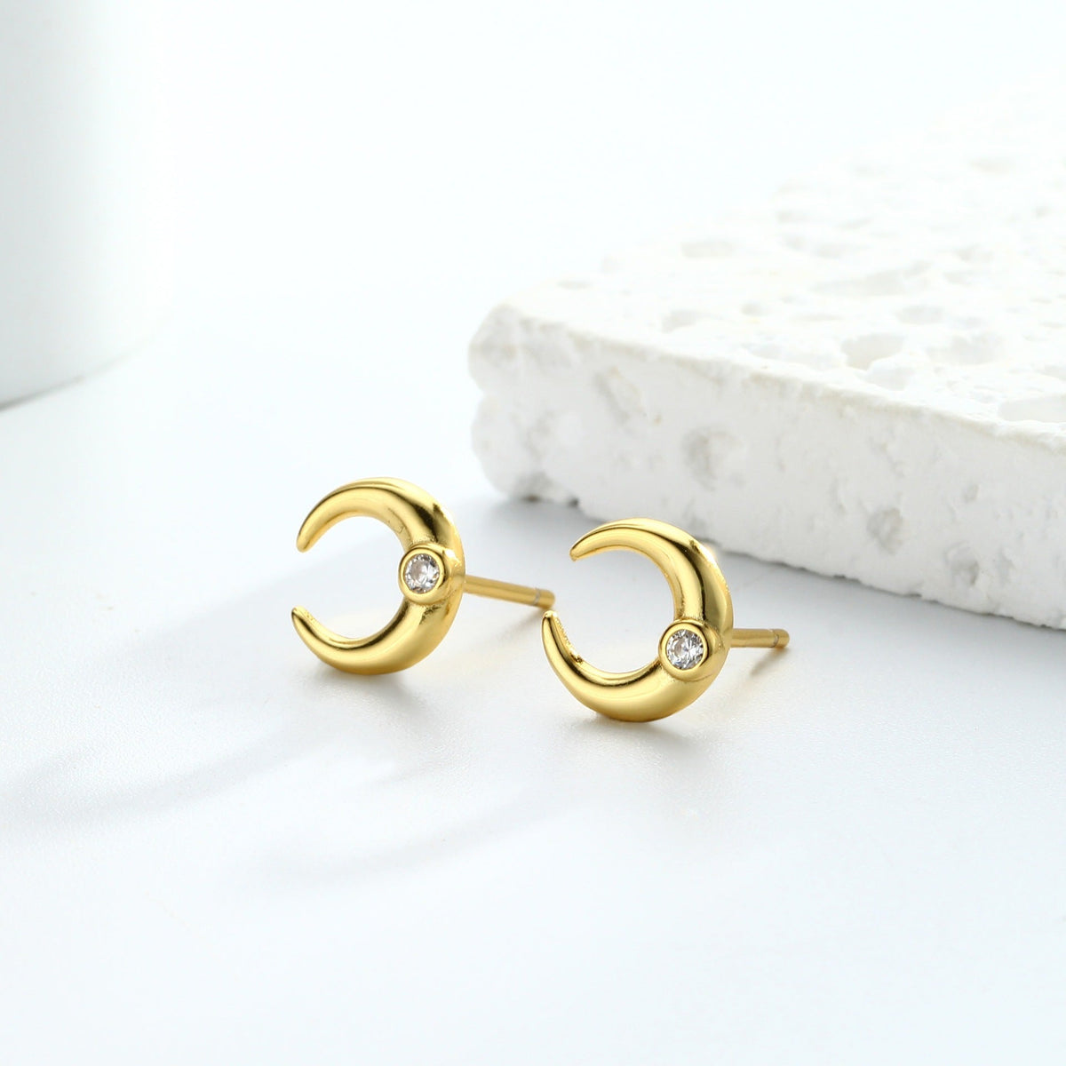 Boucles d'oreilles clous pour femme design pointes moderne