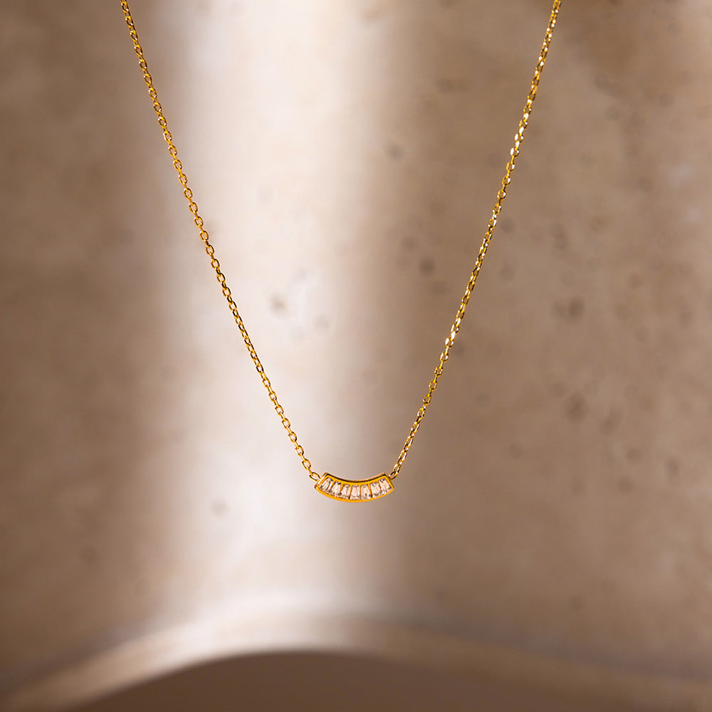 Collier pour femme avec design en zircone étincelant