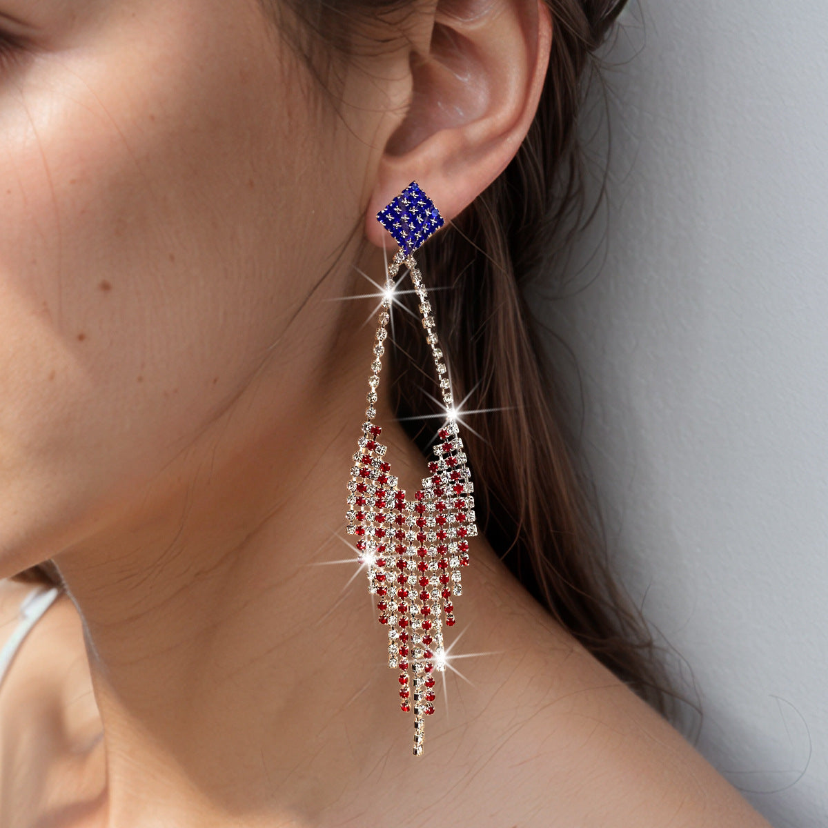 Boucles d'oreilles statement étincelantes avec longs pompons en strass