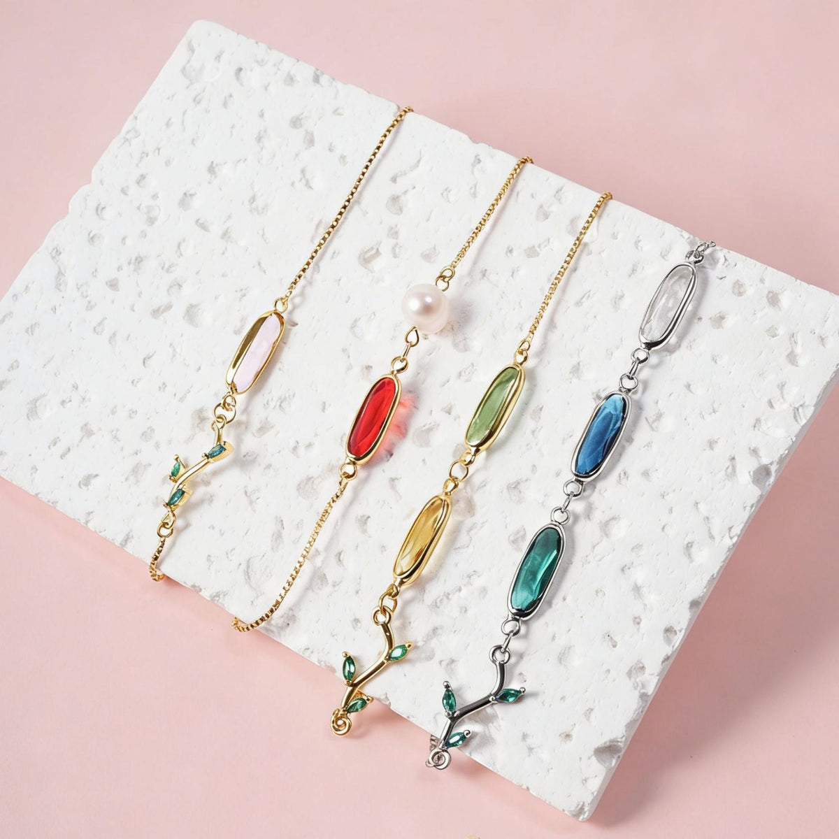 Collier élégant pour femme avec pierres précieuses colorées
