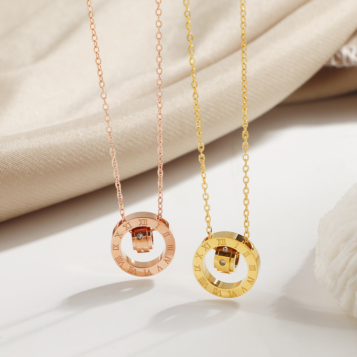 Collier pour femme avec pendentif cercle et chiffres romains