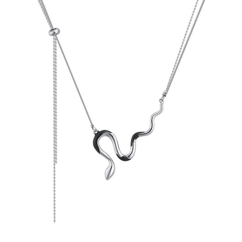 Collier pendentif serpent