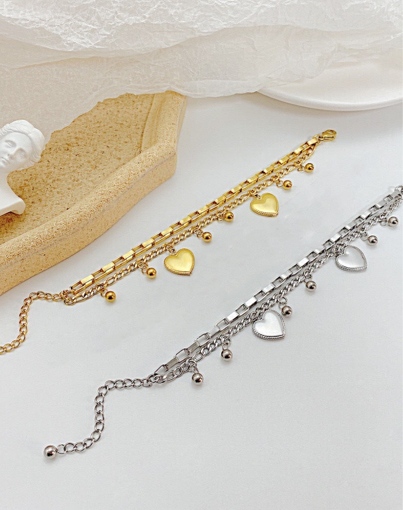 Bracelet pour femme avec breloques cœurs enchaînés