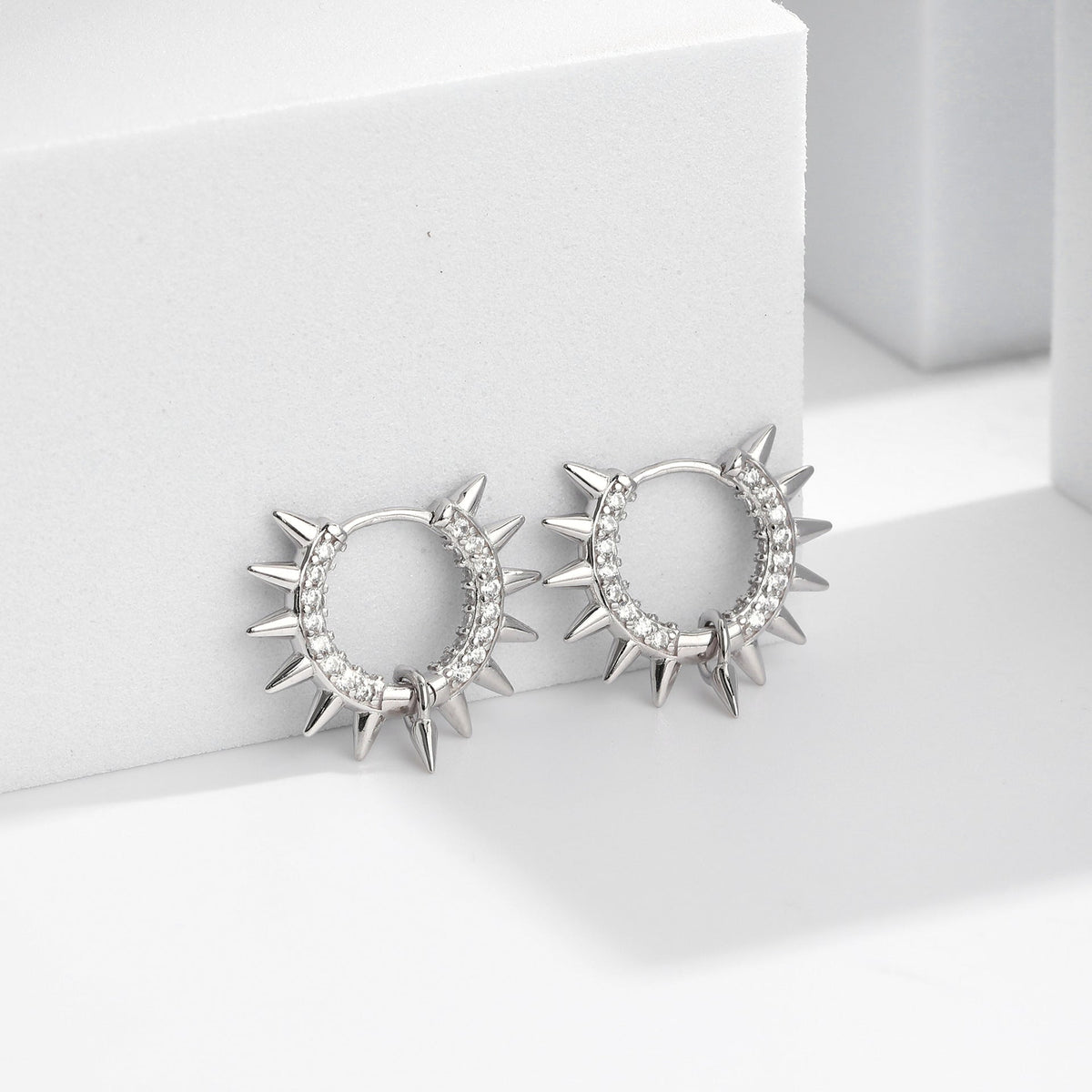 Boucles d'oreilles pendantes pointues pour femme avec zircons