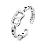 Bague ouverte pour femme au design moderne et symbole unique