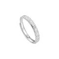 Bague élégante pour femme avec texture fine et cristal