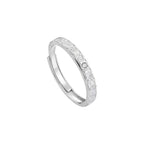 Bague élégante pour femme avec texture fine et cristal