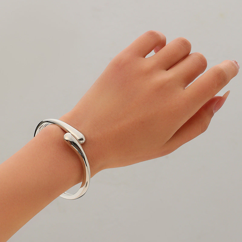 Bracelet jonc ouvert pour femme au design sculptural