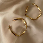 Boucles d'oreilles pour femme au design artistique et incurvé