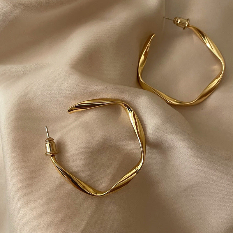 Boucles d'oreilles pour femme au design artistique et incurvé