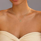 Collier prénom pour femme avec pendentif personnalisé et détails brillants