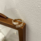 Bague tendance pour femme avec design moderne et détails élégants