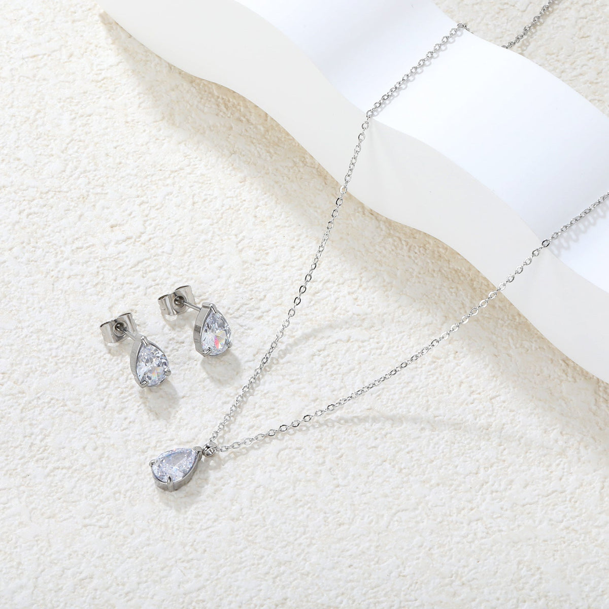 Parure de bijoux pour femme avec éléments en zircone et boucles d'oreilles élégantes