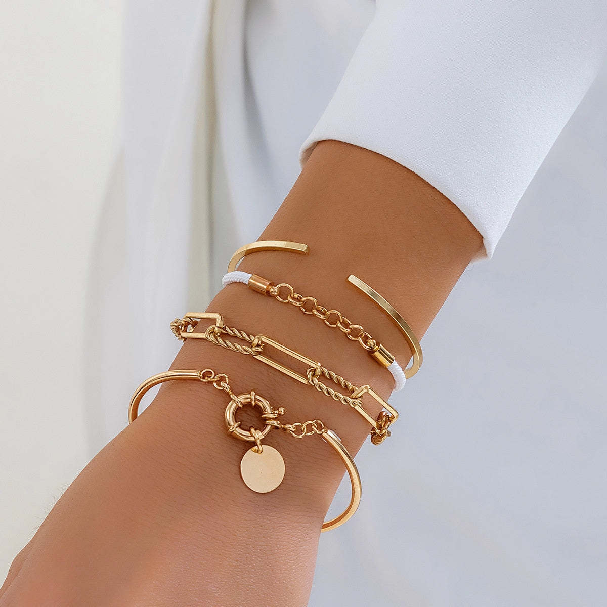 Ensemble de bracelets pour femme avec détails modernes et styles variés