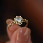 Bague élégante pour femme avec pierre ovale et monture travaillée