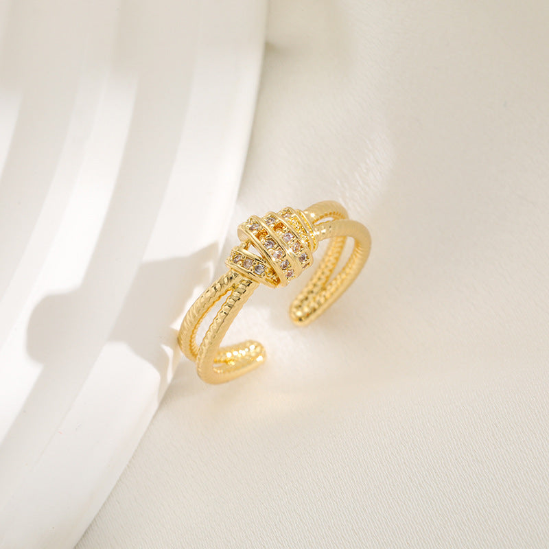 Bague pour femme au design multicouche artistique avec zircones