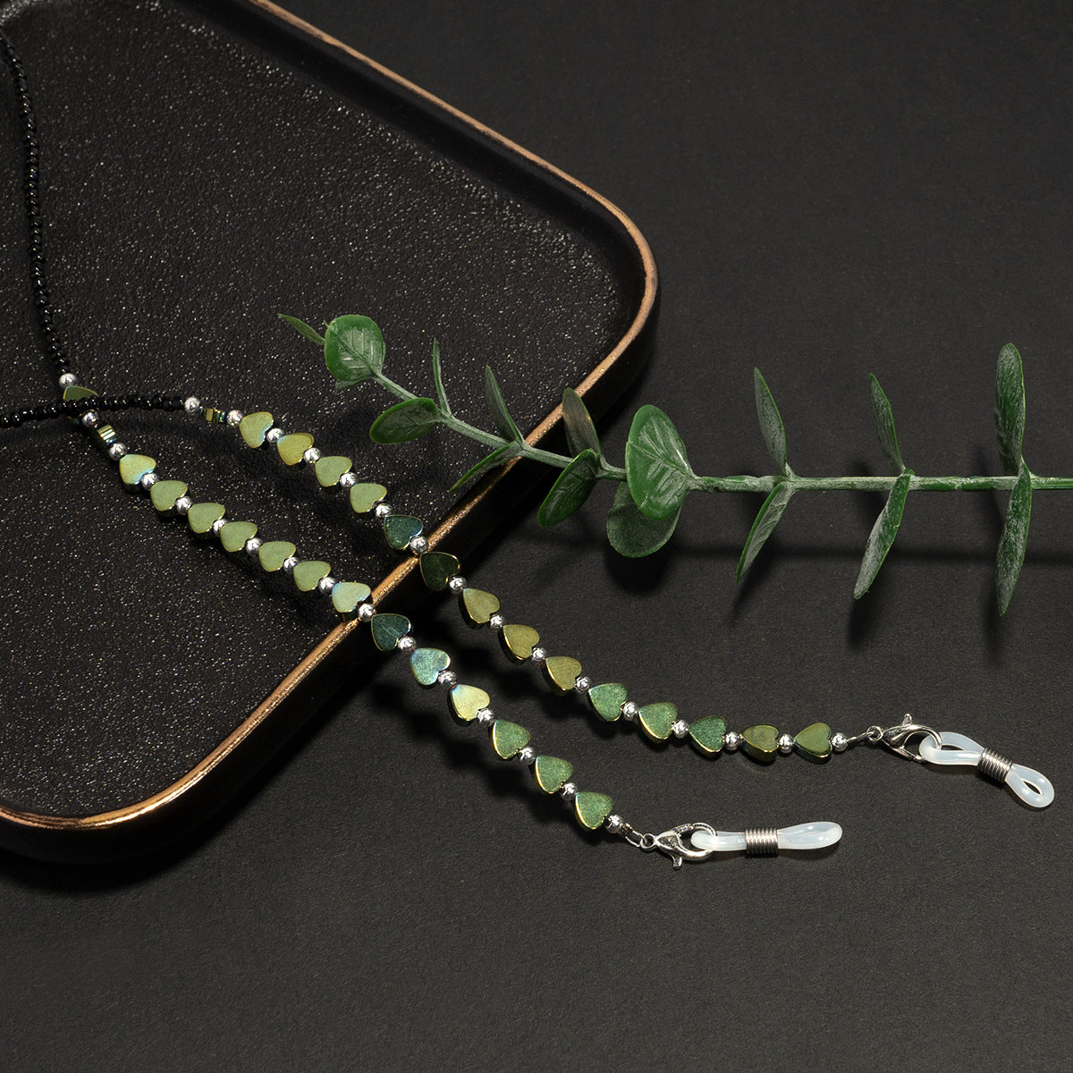 Chaîne de lunettes perlée en forme de cœur