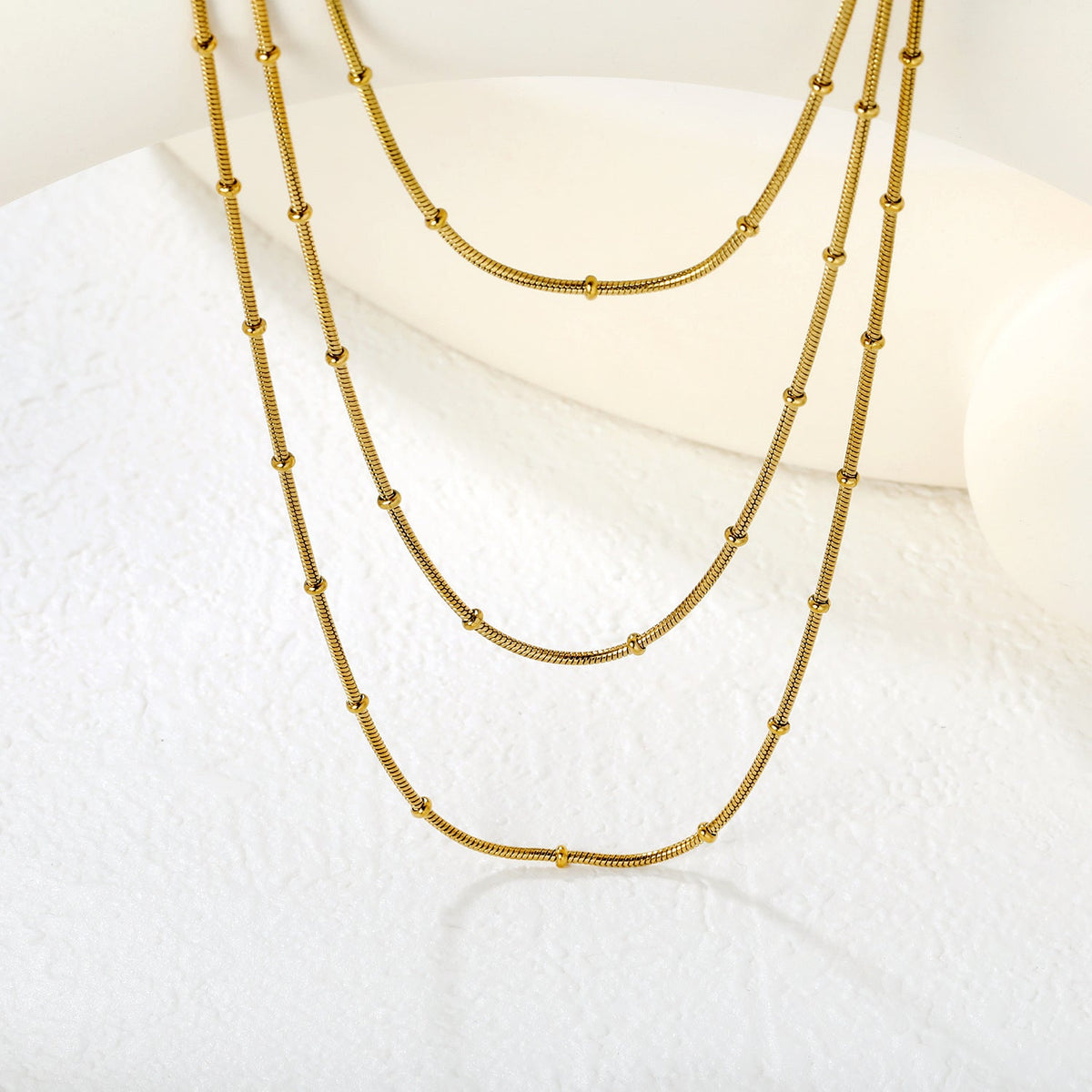 Collier multicouche pour femme avec pendentif perle et chaîne élégante